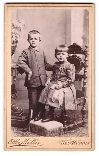 Fotografie Otto Müller, Neu-Ruppin, Portrait Kinderpaar in modischer Kleidung