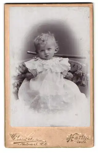 Fotografie Wilh. Laus, Hartha i / Sachs., Portrait kleines Mädchen im weissen Kleid