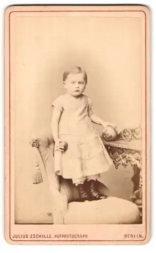 Fotografie Julius Zschille, Berlin, Neue König Strasse 1 a, Portrait Mädchen im Kleid mit Ball in der Hand