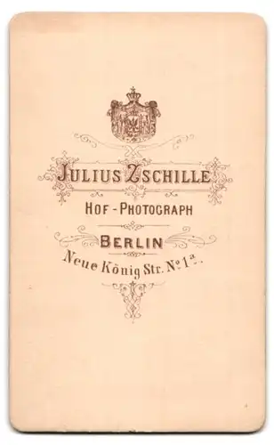 Fotografie Julius Zschille, Berlin, Neue König Strasse 1 a, Portrait Mädchen im Kleid mit Ball in der Hand