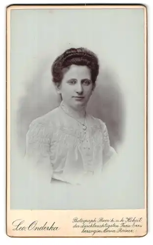Fotografie Leo. Onderka, Gmünd, Portrait junge Dame in hübscher Bluse