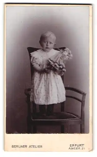 Fotografie Berliner Atelier, Erfurt, Anger 21, Portrait kleines Mädchen im Kleid mit Puppe