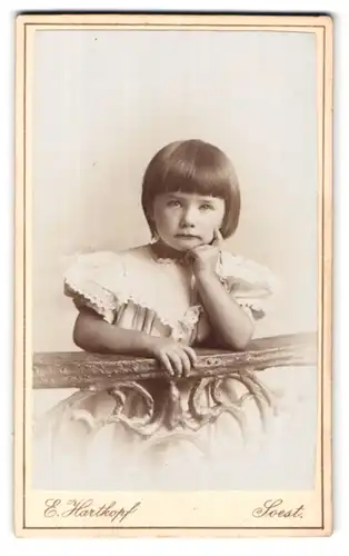 Fotografie E. Hartkopf, Soest, Portrait kleines Mädchen im hübschen Kleid