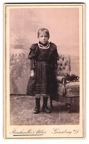 Fotografie Atelier Rauchmiller, Günzburg a / D., Portrait kleines Mädchen im hübschen Kleid