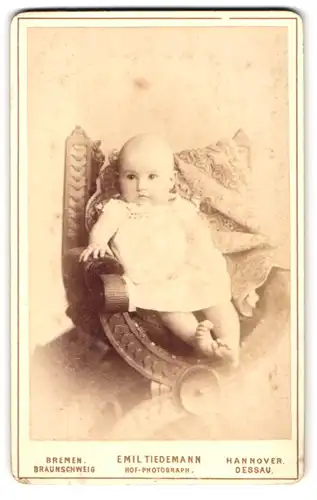 Fotografie Emil Tiedemann, Bremen, Richtweg 12, Portrait niedliches Baby im weissen Hemd mit nackigen Füssen