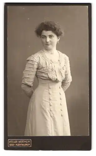 Fotografie Atelier Wertheim, Berlin, Rosenthalerstrasse, Portrait junge Dame in zeitgenössischer Kleidung