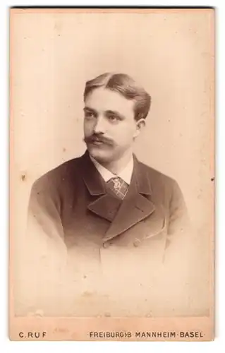 Fotografie C. Ruf, Freiburg, Kaiserstrasse 5 u. Ludwigstrasse 2, Portrait eleganter Herr mit Oberlippenbart