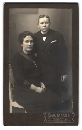 Fotografie Emil Maass, Schneeberg i / Sa., Portrait bürgerliche Dame mit älterem Sohn