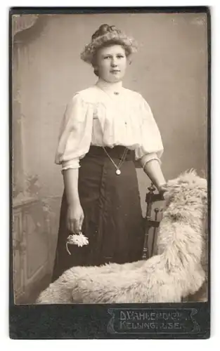 Fotografie D. Vahlendick, Kellinghusen, Bergstrasse 10, Portrait junge Dame in weisser Bluse und Rock