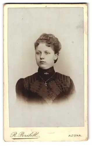 Fotografie R. Przibill, Hamburg-Altona, Reichenstrase 18, Portrait junge Dame im Kleid mit Kreuzkette