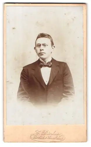 Fotografie C. Dierkes, Borbeck i / Westf., Portrait eleganter Herr mit Zwicker