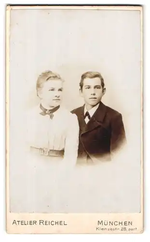 Fotografie Atelier Reichel, München, Klenzestrasse 28, Portrait junger Mann und Mädchen in eleganter Kleidung