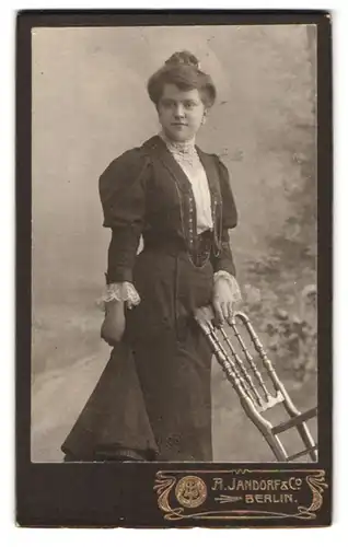 Fotografie A. Jandorf & Co., Berlin-N, Brunnen-Strasse 19-21, Portrait bürgerliche Dame mit Stuhl