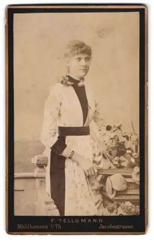 Fotografie F. Tellgmann, Mühlhausen i / Th., Jacobistrasse, Portrait junge Dame in zeitgenössischer Kleidung