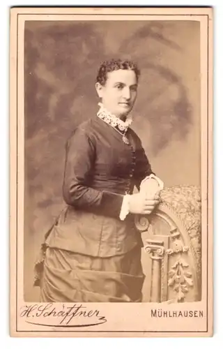 Fotografie H. Schäffner, Mühlhausen i / Thür., Portrait bürgerliche Dame in zeitgenössischer Kleidung