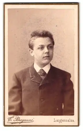 Fotografie C. Bregazzi, Langensalza, Portrait junger Mann im Anzug mit Krawatte