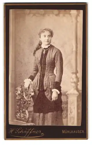Fotografie H. Schäffner, Mühlhausen i / Th., Portrait junge Dame in zeitgenössicher Kleidung