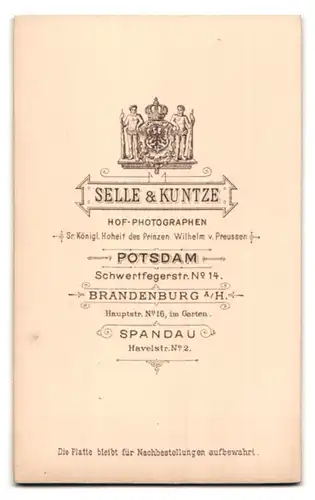 Fotografie Selle & Kuntze, Potsdam, Schwertfegerstrasse 14, Portrait kleines Mädchen in hübscher Kleidung