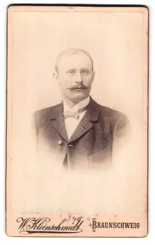 Fotografie W. Kleinschmidt, Braunschweig, Bohlweg 8, Portrait eleganter Herr mit Zwirbelbart