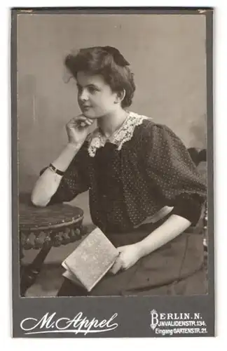 Fotografie M. Appel, Berlin, Invalidenstrasse 134, Portrait schönes Fräulein mit Buch in der Hand