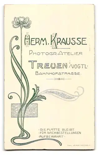 Fotografie Herm. Krausse, Treuen i. V., Bahnhofstr., Portrait junge Frau mit welligem Haar und Stickerei an der Bluse
