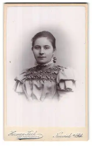 Fotografie Herman Koch, Neuwied a. Rh., Portrait bildschönes Fräulein mit Rüschen an Kragen und Kleid