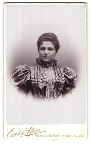 Fotografie Esch & Stein, Mülheim / Ruhr, Kettenbrückstr. 2A, Portrait bildschöne Dame in prachtvollem Kleid