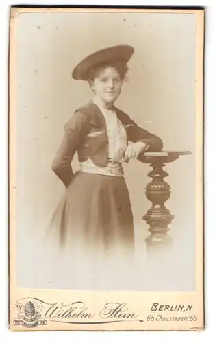 Fotografie Wilhelm Stein, Berlin, Chausseestr. 66, Portrait charmant lächelndes Fräulein mit Hut