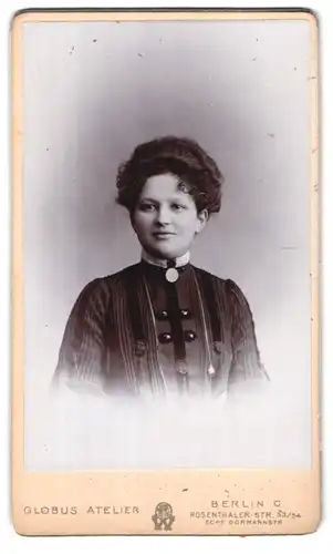 Fotografie Atelier Globus, Berlin, Rosenthaler Str. 53 /54, Portrait charmant lächelnde junge Frau mit Brosche am Kragen