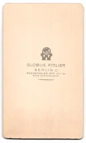 Fotografie Atelier Globus, Berlin, Rosenthaler Str. 53 /54, Portrait charmant lächelnde junge Frau mit Brosche am Kragen