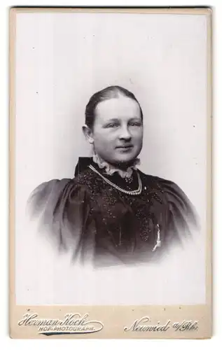 Fotografie Herman Koch, Neuwied a. Rh., Portrait hübsche Dame mit Brosche und Perlenhalskette