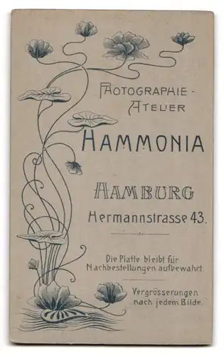 Fotografie Atelier Hammonia, Hamburg, Hermannstr. 43, Portrait dunkelhaarige junge Schönheit mit Brosche am Kragen