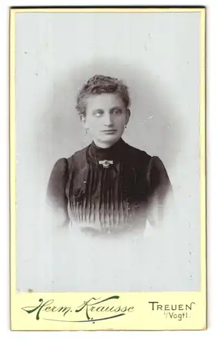 Fotografie Herm. Krausse, Treuen i. V., Bahnhofstr., Portrait hübsche junge Frau mit Brosche am gerüschten Kleid
