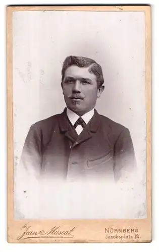Fotografie Jean Muscat, Nürnberg, Jacobsplatz 12, Portrait stattlicher junger Mann mit Schnurrbart im Jackett
