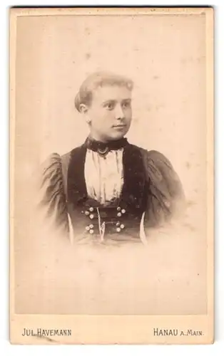 Fotografie Jul. Havemann, Hanau am Main, Langstr. 23, Portrait blondes schönes Fräulein in gerüschter Bluse