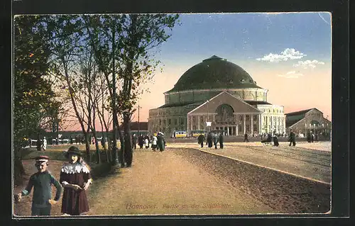 AK Hannover, Partie an der Stadthalle mit Passanten