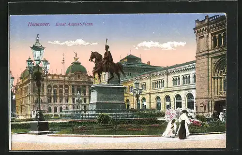 AK Hannover, Ernst August-Platz mit Denkmal und Frauen