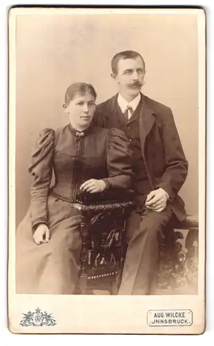Fotografie Aug. Wilcke, Innsbruck, Rudolfstr. 1, Portrait eines elegant gekleideten jungen Paares