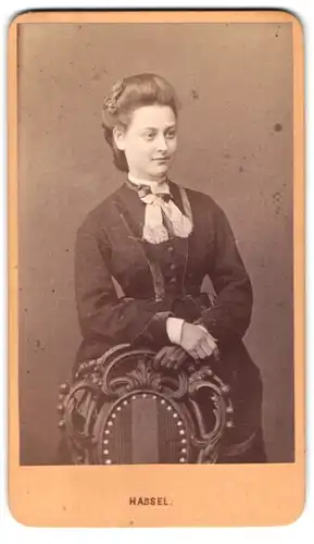 Fotografie Joh. Hassel, Prag, Ferdinandsstr., Portrait bildschönes Fräulein mit Dutt und Schleife am Kleiderkragen