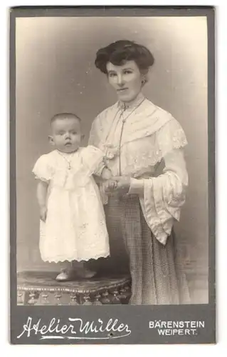 Fotografie Atelier Müller, Weipert, Portrait stolze junge Mutter mit kleiner Tochter im Taufkleidchen