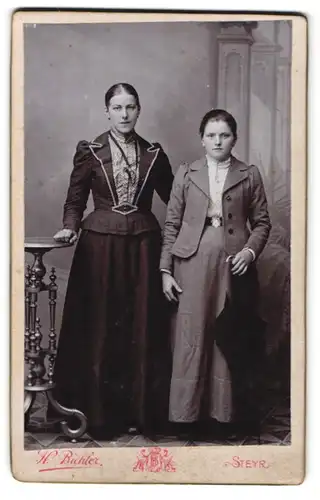 Fotografie H. Bichler, Steyr, Bahnhofstr., Portrait zwei elegant gekleidete junge Damen