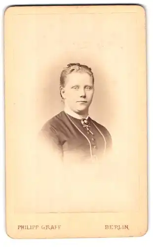 Fotografie Philipp Graff, Berlin, Jerusalemerstr. 18, Portrait bildschönes Fräulein mit Haarschleife und Kragenbrosche