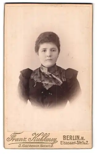 Fotografie Franz Kuhlmey, Berlin, Elsasser Str. 1 & 2, Portrait hübsche junge Frau in bestickter Bluse