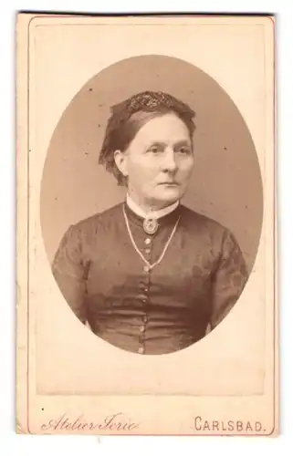 Fotografie Atelier Jerie, Carlsbad, Portrait hübsche Dame mit Brosche und Halskette