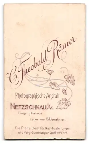 Fotografie Theobald Römer, Netzschkau i. V., Portrait lächelndes blondes Fräulein mit Brosche am Kleiderkragen