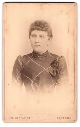 Fotografie Julius Voigt, Cottbus, Berliner Chaussee Str. 62, Portrait charmante junge Frau mit lockigem Haar