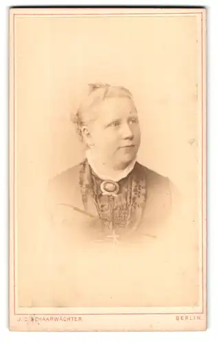 Fotografie J. C. Schaarwächter, Berlin, friedrichstr. 190, Portrait blonde hübsche Dame mit eleganter Brosche am Kragen
