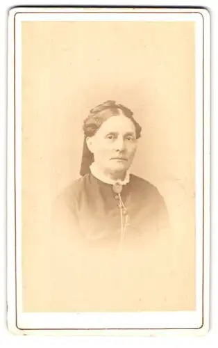 Fotografie L. Feuerrohr, Rinteln, Portrait charmant blickende Dame mit Flechtzopf