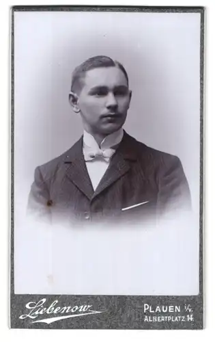 Fotografie Liebenow, Plauen i. V., Albertplatz 14, Portrait charmanter junger Mann in Fliege und Jackett