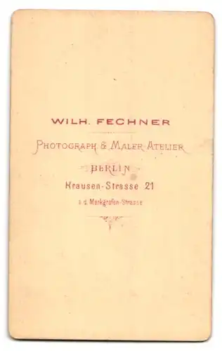 Fotografie W. Fechner, Berlin, Krausenstr. 21, Portrait elegant gekleidete Dame in gerüschter Bluse